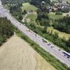 Vom 26. - 28. Juni 2022 treffen sich die G7 auf Schloss Elmau bei Garmisch Partenkirchen - Gipeltreffen der Staats- und Regierungschefs der bedeutendsten Industrienationen der westlichen Welt. Damit einher geht einer der größten Polizeieinsätze in Bayern der letzten Jahre. Unter anderem gibt es bereits jetzt (seit Montag) verstärkte Grenzkontrollen an der Grenze zu Österreich. Das soll die Einreise möglicher Gewalttäter und Terroristen aus dem Ausland verhindern.
[video]https://www.youtube.com/watch?v=2zBAGbCdUqk[/video]
 Stau und Blockabfertigung am PfändertunnelEine Kontrollstelle wurde auch auf der A96 im Bereich der Anschlussstelle Sigmarszell installiert. Aufgrund starken Verkehrs gibt es zeitweise kilometerlangen Rückstau nach Österreich auf die A14 Anschlussstelle Dornbirn Süd. Durch den Stau musste am Grenztunnel Pfändertunnel am Mittwoch eine Blockabfertigung eingerichtet werden. Auch auf allen Ausweichstrecken ist mit Stau und Kontrollen durch Bundespolizei und Zoll zu rechnen.