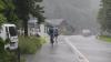 Mehrere Unwetter haben sich im Allgäu und im benachtbarten Österreich entladen. Bereits am Mittwochabend zog im benachtbartem Österreich eine Regenfront aus Starkregen und Hagel von Westen in Richtung Osten, begleitet von Blitzen. Über dem Bodensee war eine "Blitzshow" zu beobachten. Im Allgäu war dagegen nur ein Wetterleuchten zu sehen. Am Donnerstagmorgen brauten sich dann am Bodensee mehrere Gewitterzellen zusammen. Begleitet von Starkregen, Blitzen und Sturmböen, zogen die Gewitterfronten von Osten in Richtung Südwesten. Vereinzelt schlugen Blitze in Felder oder Bäume ein. Meistens blieb es aber nur bei einem grummeln in den jeweiligen Unwetterzellen. Zu größeren Schäden kam es glücklicherweise nicht. So manch ein Wanderer und Radfahrer wurde aber des öfteren überrascht.
[video]https://www.youtube.com/watch?v=OBKeIR6nGMQ[/video]