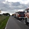 Update: Laut Polizeibericht ist der Lkw-Fahrer einem Reh ausgewichen. Das LKW-Gespann geriet dadurch ins Schleudern und vier Meter nach unten in einen Graben gestürzt. Außerdem sind Betriebsstoffe in die Erde geflossen, insgesamt über  400 Liter Diesel und 50 Liter Öl. Der 70-jährige Fahrer blieb unverletzt.
[video]https://www.youtube.com/watch?v=c2Oqv5rRyng[/video]Die Bergung: sehr aufwändig!Bei den aufwändigen Bergungsarbeiten waren auch zwei Kräne im Einsatz. Die Verbindungsstraße Ebersbach - Friesenried war acht Stunden lang gesperrt. Es kam zeitweise zu starken Verkehrsbehinderungen. Während der Bergung musste der Strom für die Gemeinde Ebersbach für mehrere Stunden abgeschaltet werden. Die Feuerwehren Friesenried und Obergünzburg waren hierbei mit insgesamt 20 Einsatzkräften vor Ort.Bezugsmeldung:Gegen 4:00 Uhr, am Mittwochmorgen ist ein Lkw bei Obergünzburg im Ortsteil Barteler eine Böschung hinunter gestürzt. Der Polizei zufolge kam der Fahrer mit seinem Fahrzeug von der Fahrbahn ab. Der Lkw kippte daraufhin um und liegt nun in einem Graben. Nach momentanem Stand hat sich der Fahrer des Lkw dabei leicht verletzt. Bergungsarbeiten dauern StundenDie Feuerwehr und die Straßenmeisterei sind aktuell vor Ort. Die Einsatzkräfte versuchen seit einigen Stunden den Lkw zu bergen. Weil das aber ziemlich aufwendig ist, geht die Polizei davon aus, dass die Bergungsarbeiten noch weitere drei bis vier Stunden dauern werden.