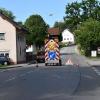 Update: Laut Polizeibericht ist der Lkw-Fahrer einem Reh ausgewichen. Das LKW-Gespann geriet dadurch ins Schleudern und vier Meter nach unten in einen Graben gestürzt. Außerdem sind Betriebsstoffe in die Erde geflossen, insgesamt über  400 Liter Diesel und 50 Liter Öl. Der 70-jährige Fahrer blieb unverletzt.
[video]https://www.youtube.com/watch?v=c2Oqv5rRyng[/video]Die Bergung: sehr aufwändig!Bei den aufwändigen Bergungsarbeiten waren auch zwei Kräne im Einsatz. Die Verbindungsstraße Ebersbach - Friesenried war acht Stunden lang gesperrt. Es kam zeitweise zu starken Verkehrsbehinderungen. Während der Bergung musste der Strom für die Gemeinde Ebersbach für mehrere Stunden abgeschaltet werden. Die Feuerwehren Friesenried und Obergünzburg waren hierbei mit insgesamt 20 Einsatzkräften vor Ort.Bezugsmeldung:Gegen 4:00 Uhr, am Mittwochmorgen ist ein Lkw bei Obergünzburg im Ortsteil Barteler eine Böschung hinunter gestürzt. Der Polizei zufolge kam der Fahrer mit seinem Fahrzeug von der Fahrbahn ab. Der Lkw kippte daraufhin um und liegt nun in einem Graben. Nach momentanem Stand hat sich der Fahrer des Lkw dabei leicht verletzt. Bergungsarbeiten dauern StundenDie Feuerwehr und die Straßenmeisterei sind aktuell vor Ort. Die Einsatzkräfte versuchen seit einigen Stunden den Lkw zu bergen. Weil das aber ziemlich aufwendig ist, geht die Polizei davon aus, dass die Bergungsarbeiten noch weitere drei bis vier Stunden dauern werden.