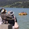 Temperaturen von teils weit über 30 Grad, so gut wie kein Wind und blauer Himmel. So war das Wetter am vergangenen Wochenende im gesamten Allgäu. Am Alpsee bei Immenstadt und auch in Lindau am Bodensee waren die Badeplätze schnell belegt, die Menschen zog es ans und ins Wasser. Stand-Up Paddler, Schwimmer und Treetbootfahrer waren auf dem See unterwegs, um sich irgendwie abzukühlen. 
Abkühlen am Bodensee"Am See ist es gerade so auszuhalten. Wir haben eine Dachgeschoßwohnung und halten es daheim kaum aus", so eine Allgäuerin. Zusammen mit ihrem Ehemann und ihrem Hund ist sie am Bodensee, um sich abzukühlen.Kaum noch Parkplätze am AlpseeAuch am Alpsee bei Immenstadt war viel los. Die große Liegewiese direkt neben der Wasserwacht Immenstadt war schnell gefüllt, auch die Parkplätze waren schnell voll. "Wir haben am kleinen Alpsee geparkt und sind jetzt 15 Minuten hierher gelaufen", so ein junger Allgäuer.
[video]https://www.youtube.com/watch?v=7Ls-IUvCV-8[/video]Badesee in Babenhausen: Polizeieinsatz wegen "Flottem Dreier"Etwas zu heiß waren offenbarzwei Männer und eine Frau an einem Badesee in Babenhausen. Die drei hatten öffentlich Sex - das gibt eine Anzeige wegen Erregung öffentlichen Ärgernisses.Wetteraussichten im Allgäu: Schauer und GewitterDie nächsten Tagebringen teilweise Regen und Abkühlung im Allgäu, es kann allerdings auch heftige Gewitter geben.