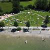 Temperaturen von teils weit über 30 Grad, so gut wie kein Wind und blauer Himmel. So war das Wetter am vergangenen Wochenende im gesamten Allgäu. Am Alpsee bei Immenstadt und auch in Lindau am Bodensee waren die Badeplätze schnell belegt, die Menschen zog es ans und ins Wasser. Stand-Up Paddler, Schwimmer und Treetbootfahrer waren auf dem See unterwegs, um sich irgendwie abzukühlen. 
Abkühlen am Bodensee"Am See ist es gerade so auszuhalten. Wir haben eine Dachgeschoßwohnung und halten es daheim kaum aus", so eine Allgäuerin. Zusammen mit ihrem Ehemann und ihrem Hund ist sie am Bodensee, um sich abzukühlen.Kaum noch Parkplätze am AlpseeAuch am Alpsee bei Immenstadt war viel los. Die große Liegewiese direkt neben der Wasserwacht Immenstadt war schnell gefüllt, auch die Parkplätze waren schnell voll. "Wir haben am kleinen Alpsee geparkt und sind jetzt 15 Minuten hierher gelaufen", so ein junger Allgäuer.
[video]https://www.youtube.com/watch?v=7Ls-IUvCV-8[/video]Badesee in Babenhausen: Polizeieinsatz wegen "Flottem Dreier"Etwas zu heiß waren offenbarzwei Männer und eine Frau an einem Badesee in Babenhausen. Die drei hatten öffentlich Sex - das gibt eine Anzeige wegen Erregung öffentlichen Ärgernisses.Wetteraussichten im Allgäu: Schauer und GewitterDie nächsten Tagebringen teilweise Regen und Abkühlung im Allgäu, es kann allerdings auch heftige Gewitter geben.