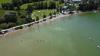 Temperaturen von teils weit über 30 Grad, so gut wie kein Wind und blauer Himmel. So war das Wetter am vergangenen Wochenende im gesamten Allgäu. Am Alpsee bei Immenstadt und auch in Lindau am Bodensee waren die Badeplätze schnell belegt, die Menschen zog es ans und ins Wasser. Stand-Up Paddler, Schwimmer und Treetbootfahrer waren auf dem See unterwegs, um sich irgendwie abzukühlen. 
Abkühlen am Bodensee"Am See ist es gerade so auszuhalten. Wir haben eine Dachgeschoßwohnung und halten es daheim kaum aus", so eine Allgäuerin. Zusammen mit ihrem Ehemann und ihrem Hund ist sie am Bodensee, um sich abzukühlen.Kaum noch Parkplätze am AlpseeAuch am Alpsee bei Immenstadt war viel los. Die große Liegewiese direkt neben der Wasserwacht Immenstadt war schnell gefüllt, auch die Parkplätze waren schnell voll. "Wir haben am kleinen Alpsee geparkt und sind jetzt 15 Minuten hierher gelaufen", so ein junger Allgäuer.
[video]https://www.youtube.com/watch?v=7Ls-IUvCV-8[/video]Badesee in Babenhausen: Polizeieinsatz wegen "Flottem Dreier"Etwas zu heiß waren offenbarzwei Männer und eine Frau an einem Badesee in Babenhausen. Die drei hatten öffentlich Sex - das gibt eine Anzeige wegen Erregung öffentlichen Ärgernisses.Wetteraussichten im Allgäu: Schauer und GewitterDie nächsten Tagebringen teilweise Regen und Abkühlung im Allgäu, es kann allerdings auch heftige Gewitter geben.
