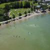 Temperaturen von teils weit über 30 Grad, so gut wie kein Wind und blauer Himmel. So war das Wetter am vergangenen Wochenende im gesamten Allgäu. Am Alpsee bei Immenstadt und auch in Lindau am Bodensee waren die Badeplätze schnell belegt, die Menschen zog es ans und ins Wasser. Stand-Up Paddler, Schwimmer und Treetbootfahrer waren auf dem See unterwegs, um sich irgendwie abzukühlen. 
Abkühlen am Bodensee"Am See ist es gerade so auszuhalten. Wir haben eine Dachgeschoßwohnung und halten es daheim kaum aus", so eine Allgäuerin. Zusammen mit ihrem Ehemann und ihrem Hund ist sie am Bodensee, um sich abzukühlen.Kaum noch Parkplätze am AlpseeAuch am Alpsee bei Immenstadt war viel los. Die große Liegewiese direkt neben der Wasserwacht Immenstadt war schnell gefüllt, auch die Parkplätze waren schnell voll. "Wir haben am kleinen Alpsee geparkt und sind jetzt 15 Minuten hierher gelaufen", so ein junger Allgäuer.
[video]https://www.youtube.com/watch?v=7Ls-IUvCV-8[/video]Badesee in Babenhausen: Polizeieinsatz wegen "Flottem Dreier"Etwas zu heiß waren offenbarzwei Männer und eine Frau an einem Badesee in Babenhausen. Die drei hatten öffentlich Sex - das gibt eine Anzeige wegen Erregung öffentlichen Ärgernisses.Wetteraussichten im Allgäu: Schauer und GewitterDie nächsten Tagebringen teilweise Regen und Abkühlung im Allgäu, es kann allerdings auch heftige Gewitter geben.
