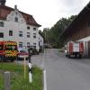Am Montagvormittag ist in Eggenthal ein Radlader in Brand geraten. Die Maschine stand in einer Lagerhalle im Bereich der Schleifmühle und wurde bei dem Feuer vollständig zerstört. Auch das Dach der Lagerhalle entzündete sich. Bei dem Brand entstand ein erheblicher Sachschaden. 
90 Feuerwehrleute im EinsatzDie Polizei vermutet als Brandursache einen technischen Defekt. Die Feuerwehr konnte den Brand glücklicherweise schnell löschen. Wie die Polizei gegenüberall-in.deangab, wurden keine Personen bei dem Brand verletzt. Der Schaden wird auf knapp 30.000 Euro geschätzt. Im Einsatz waren 90 Einsatzkräfte der Feuerwehren Eggenthal, Kaufbeuren, Irsee, Friesenried, Blöcktach und Bayersried. Der Rettungsdienst war mit drei Personen und die Polizei mich zwei Streifen im Einsatz.