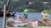 Temperaturen von teils weit über 30 Grad, so gut wie kein Wind und blauer Himmel. So war das Wetter am vergangenen Wochenende im gesamten Allgäu. Am Alpsee bei Immenstadt und auch in Lindau am Bodensee waren die Badeplätze schnell belegt, die Menschen zog es ans und ins Wasser. Stand-Up Paddler, Schwimmer und Treetbootfahrer waren auf dem See unterwegs, um sich irgendwie abzukühlen. 
Abkühlen am Bodensee"Am See ist es gerade so auszuhalten. Wir haben eine Dachgeschoßwohnung und halten es daheim kaum aus", so eine Allgäuerin. Zusammen mit ihrem Ehemann und ihrem Hund ist sie am Bodensee, um sich abzukühlen.Kaum noch Parkplätze am AlpseeAuch am Alpsee bei Immenstadt war viel los. Die große Liegewiese direkt neben der Wasserwacht Immenstadt war schnell gefüllt, auch die Parkplätze waren schnell voll. "Wir haben am kleinen Alpsee geparkt und sind jetzt 15 Minuten hierher gelaufen", so ein junger Allgäuer.
[video]https://www.youtube.com/watch?v=7Ls-IUvCV-8[/video]Badesee in Babenhausen: Polizeieinsatz wegen "Flottem Dreier"Etwas zu heiß waren offenbarzwei Männer und eine Frau an einem Badesee in Babenhausen. Die drei hatten öffentlich Sex - das gibt eine Anzeige wegen Erregung öffentlichen Ärgernisses.Wetteraussichten im Allgäu: Schauer und GewitterDie nächsten Tagebringen teilweise Regen und Abkühlung im Allgäu, es kann allerdings auch heftige Gewitter geben.