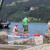 Temperaturen von teils weit über 30 Grad, so gut wie kein Wind und blauer Himmel. So war das Wetter am vergangenen Wochenende im gesamten Allgäu. Am Alpsee bei Immenstadt und auch in Lindau am Bodensee waren die Badeplätze schnell belegt, die Menschen zog es ans und ins Wasser. Stand-Up Paddler, Schwimmer und Treetbootfahrer waren auf dem See unterwegs, um sich irgendwie abzukühlen. 
Abkühlen am Bodensee"Am See ist es gerade so auszuhalten. Wir haben eine Dachgeschoßwohnung und halten es daheim kaum aus", so eine Allgäuerin. Zusammen mit ihrem Ehemann und ihrem Hund ist sie am Bodensee, um sich abzukühlen.Kaum noch Parkplätze am AlpseeAuch am Alpsee bei Immenstadt war viel los. Die große Liegewiese direkt neben der Wasserwacht Immenstadt war schnell gefüllt, auch die Parkplätze waren schnell voll. "Wir haben am kleinen Alpsee geparkt und sind jetzt 15 Minuten hierher gelaufen", so ein junger Allgäuer.
[video]https://www.youtube.com/watch?v=7Ls-IUvCV-8[/video]Badesee in Babenhausen: Polizeieinsatz wegen "Flottem Dreier"Etwas zu heiß waren offenbarzwei Männer und eine Frau an einem Badesee in Babenhausen. Die drei hatten öffentlich Sex - das gibt eine Anzeige wegen Erregung öffentlichen Ärgernisses.Wetteraussichten im Allgäu: Schauer und GewitterDie nächsten Tagebringen teilweise Regen und Abkühlung im Allgäu, es kann allerdings auch heftige Gewitter geben.