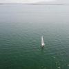 Temperaturen von teils weit über 30 Grad, so gut wie kein Wind und blauer Himmel. So war das Wetter am vergangenen Wochenende im gesamten Allgäu. Am Alpsee bei Immenstadt und auch in Lindau am Bodensee waren die Badeplätze schnell belegt, die Menschen zog es ans und ins Wasser. Stand-Up Paddler, Schwimmer und Treetbootfahrer waren auf dem See unterwegs, um sich irgendwie abzukühlen. 
Abkühlen am Bodensee"Am See ist es gerade so auszuhalten. Wir haben eine Dachgeschoßwohnung und halten es daheim kaum aus", so eine Allgäuerin. Zusammen mit ihrem Ehemann und ihrem Hund ist sie am Bodensee, um sich abzukühlen.Kaum noch Parkplätze am AlpseeAuch am Alpsee bei Immenstadt war viel los. Die große Liegewiese direkt neben der Wasserwacht Immenstadt war schnell gefüllt, auch die Parkplätze waren schnell voll. "Wir haben am kleinen Alpsee geparkt und sind jetzt 15 Minuten hierher gelaufen", so ein junger Allgäuer.
[video]https://www.youtube.com/watch?v=7Ls-IUvCV-8[/video]Badesee in Babenhausen: Polizeieinsatz wegen "Flottem Dreier"Etwas zu heiß waren offenbarzwei Männer und eine Frau an einem Badesee in Babenhausen. Die drei hatten öffentlich Sex - das gibt eine Anzeige wegen Erregung öffentlichen Ärgernisses.Wetteraussichten im Allgäu: Schauer und GewitterDie nächsten Tagebringen teilweise Regen und Abkühlung im Allgäu, es kann allerdings auch heftige Gewitter geben.