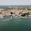 Temperaturen von teils weit über 30 Grad, so gut wie kein Wind und blauer Himmel. So war das Wetter am vergangenen Wochenende im gesamten Allgäu. Am Alpsee bei Immenstadt und auch in Lindau am Bodensee waren die Badeplätze schnell belegt, die Menschen zog es ans und ins Wasser. Stand-Up Paddler, Schwimmer und Treetbootfahrer waren auf dem See unterwegs, um sich irgendwie abzukühlen. 
Abkühlen am Bodensee"Am See ist es gerade so auszuhalten. Wir haben eine Dachgeschoßwohnung und halten es daheim kaum aus", so eine Allgäuerin. Zusammen mit ihrem Ehemann und ihrem Hund ist sie am Bodensee, um sich abzukühlen.Kaum noch Parkplätze am AlpseeAuch am Alpsee bei Immenstadt war viel los. Die große Liegewiese direkt neben der Wasserwacht Immenstadt war schnell gefüllt, auch die Parkplätze waren schnell voll. "Wir haben am kleinen Alpsee geparkt und sind jetzt 15 Minuten hierher gelaufen", so ein junger Allgäuer.
[video]https://www.youtube.com/watch?v=7Ls-IUvCV-8[/video]Badesee in Babenhausen: Polizeieinsatz wegen "Flottem Dreier"Etwas zu heiß waren offenbarzwei Männer und eine Frau an einem Badesee in Babenhausen. Die drei hatten öffentlich Sex - das gibt eine Anzeige wegen Erregung öffentlichen Ärgernisses.Wetteraussichten im Allgäu: Schauer und GewitterDie nächsten Tagebringen teilweise Regen und Abkühlung im Allgäu, es kann allerdings auch heftige Gewitter geben.