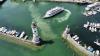 Temperaturen von teils weit über 30 Grad, so gut wie kein Wind und blauer Himmel. So war das Wetter am vergangenen Wochenende im gesamten Allgäu. Am Alpsee bei Immenstadt und auch in Lindau am Bodensee waren die Badeplätze schnell belegt, die Menschen zog es ans und ins Wasser. Stand-Up Paddler, Schwimmer und Treetbootfahrer waren auf dem See unterwegs, um sich irgendwie abzukühlen. 
Abkühlen am Bodensee"Am See ist es gerade so auszuhalten. Wir haben eine Dachgeschoßwohnung und halten es daheim kaum aus", so eine Allgäuerin. Zusammen mit ihrem Ehemann und ihrem Hund ist sie am Bodensee, um sich abzukühlen.Kaum noch Parkplätze am AlpseeAuch am Alpsee bei Immenstadt war viel los. Die große Liegewiese direkt neben der Wasserwacht Immenstadt war schnell gefüllt, auch die Parkplätze waren schnell voll. "Wir haben am kleinen Alpsee geparkt und sind jetzt 15 Minuten hierher gelaufen", so ein junger Allgäuer.
[video]https://www.youtube.com/watch?v=7Ls-IUvCV-8[/video]Badesee in Babenhausen: Polizeieinsatz wegen "Flottem Dreier"Etwas zu heiß waren offenbarzwei Männer und eine Frau an einem Badesee in Babenhausen. Die drei hatten öffentlich Sex - das gibt eine Anzeige wegen Erregung öffentlichen Ärgernisses.Wetteraussichten im Allgäu: Schauer und GewitterDie nächsten Tagebringen teilweise Regen und Abkühlung im Allgäu, es kann allerdings auch heftige Gewitter geben.