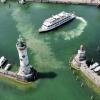 Temperaturen von teils weit über 30 Grad, so gut wie kein Wind und blauer Himmel. So war das Wetter am vergangenen Wochenende im gesamten Allgäu. Am Alpsee bei Immenstadt und auch in Lindau am Bodensee waren die Badeplätze schnell belegt, die Menschen zog es ans und ins Wasser. Stand-Up Paddler, Schwimmer und Treetbootfahrer waren auf dem See unterwegs, um sich irgendwie abzukühlen. 
Abkühlen am Bodensee"Am See ist es gerade so auszuhalten. Wir haben eine Dachgeschoßwohnung und halten es daheim kaum aus", so eine Allgäuerin. Zusammen mit ihrem Ehemann und ihrem Hund ist sie am Bodensee, um sich abzukühlen.Kaum noch Parkplätze am AlpseeAuch am Alpsee bei Immenstadt war viel los. Die große Liegewiese direkt neben der Wasserwacht Immenstadt war schnell gefüllt, auch die Parkplätze waren schnell voll. "Wir haben am kleinen Alpsee geparkt und sind jetzt 15 Minuten hierher gelaufen", so ein junger Allgäuer.
[video]https://www.youtube.com/watch?v=7Ls-IUvCV-8[/video]Badesee in Babenhausen: Polizeieinsatz wegen "Flottem Dreier"Etwas zu heiß waren offenbarzwei Männer und eine Frau an einem Badesee in Babenhausen. Die drei hatten öffentlich Sex - das gibt eine Anzeige wegen Erregung öffentlichen Ärgernisses.Wetteraussichten im Allgäu: Schauer und GewitterDie nächsten Tagebringen teilweise Regen und Abkühlung im Allgäu, es kann allerdings auch heftige Gewitter geben.