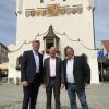 Die Planungen für die Allgäuer Festwoche gehen mit großen Schritten voran. Die Arbeitsgruppe zur Umsetzung der Festwoche 2022 berichtete in der Sitzung des Werkausschusses der Stadt Kempten am 23. Mai 2022 über den aktuellen Sachstand. Dabei informierte die Arbeitsgruppe laut einer Pressemitteilung der Stadt Kempten über die Bewirtung, die Event-Planung, die Wirtschaftsmesse und die Partnerstädte.
Festwirte und gastronomische Angebote stehen festDie Bewirtung auf der Allgäuer Festwoche bleibt in regionaler Hand. Am gewohnten Standort, auf dem Königsplatz, wird der gebürtige Pfrontener Jochen Mörz (Mörz Festzeltbetriebs GmbH) ein großes Festzelt betreiben. Die Stadt Kempten (Allgäu) wünscht außerdem, dass die bisherigen Rettenberger Brauereien Zötler und Engelbräu die beständigen Partner im großen Festzelt bleiben, um auch die regionale Vielfalt der Allgäuer Biere zu repräsentieren.Der Vertrag mit den bisherigen Festwirten Hans Schmid und Matthias Vogler wurde in beiderseitigem Einvernehmen aufgehoben. Dies war Voraussetzung für die Suche nach einem neuen Wirt für das Festzelt im Jahr 2022.

Im Lingg-Park plant das Allgäuer Brauhaus mit verschiedenen Partnerwirten drei gastronomische Angebote: Dazu gehören das Stiftszelt mit zugehöriger Sonnenterrasse, betrieben von Jürgen Berkmiller, eine Gastrostation mit den beliebten Kässpatzn der Mohrenwirte Toni und Anton Rothärmel sowie den neuen Kuhstadl Foodtruck von Michael Rießland vom Wirtshaus Korbinian. 

Bereits bekannt war, dass es zudem im nördlichen Stadtpark ein Weinzelt mit Ausschank und Biergarten geben wird. Es wird betrieben von den Wirten Alfred Zendler und Hüseyin Öztürk (NOVA). Im Pavillon im Stadtpark bietet dann noch Claudio Parrinello ("La Strada") Getränke zum Verkauf an.Immer mehr Events stehen festNeu in der Planung der Allgäuer Festwoche 2022 ist ein großer Schützenumzug, der am letzten Festwochensonntag, dem 21. August, stattfinden soll. Zudem soll wie auch schon 2019 der Gesamtchor des Allgäu-Schwäbischen Musikbundes in Kempten auftreten. Nach einem Standkonzert auf dem August-Fischer-Platz sollen die Musikerinnen und Musiker durch die Kemptener Innenstadt ziehen. 

Gleichzeitig nimmt das Programm für die Bühne im Stadtpark Formen an. Die Kooperationen mit den Medienhäusern der Region stehen nun fest. Von Freitagabend, 12. August bis Montagabend, 15. August übernimmt der Bayerische Rundfunk das Ruder auf der Bühne. Von Dienstag, 16. August bis Freitag, 19. August gestaltet Radio Allgäu Hit das Programm. Den Abschluss macht das Rundfunkhaus Allgäu am Samstag, 20. August und Sonntag, 21. August. Zusätzlich sollen an fünf bis sechs Tagen im Rahmen der Reihe "Sport vor Ort" Interviews mit bekannten Sportlerinnen und Sportlern aus der Region geführt werden.

Das Abendprogramm mit Bands und Tanzschulen aus Kempten und Umgebung ist laut der Stadt Kempten inzwischen konkreter geworden. Es wird bekannt gegeben, sobald alle Verträge unter Dach und Fach sind. Das Gleiche gilt für die Veranstaltungsreihe "Kultur im Residenzhof", die traditionell in der Woche vor der Festwoche stattfindet. Fest steht bereits jetzt: Auch hier wird wieder Kulturschaffenden aus der Region eine Bühne geboten werden.

Wie angekündigt wird das traditionelle Lichterfest am Dienstag, 16. August stattfinden. Zudem soll der Stadtpark am letzten Abend, 21. August in einem stimmungsvollen Lichterglanz erstrahlen.Wirtschaftsmesse: Großes Interesse und "Haus der Allgäuer Werte"Das Interesse der Aussteller an einer Teilnahme an der Allgäuer Festwoche ist groß. So erreichten den Kempten Messe- und Veranstaltungsbetrieb 118 Bewerbungen innerhalb der Bewerbungsfrist, zwölf Bewerbungen gingen nach dem Bewerbungsschluss ein. Die Standplanung im Ausstellerzelt im Stadtpark ist abgeschlossen. Im Stadtpark wird es zusätzlich ein kleines Medienzelt für die Mediengruppe der Allgäuer Zeitung geben. Um möglichst viele Aussteller berücksichtigen zu können, wird auf der Zumsteinwiese an einem weiteren Ausstellerzelt gearbeitet. 

Die Markthalle am Königsplatz wird in Zusammenarbeit mit der Allgäu GmbH und deren Markenpartnern zum "Haus der Allgäuer Werte". Die Gäste können dort in die Markenwelt des Allgäus eintauchen und in sogenannten Wechselräumen jeden Tag andere Partner der Allgäu GmbH kennenlernen. Das Bauernhof-Café sowie AÜW, eza! und die Allgäu GmbH erwarten die Besucherinnen und Besucher an jedem Öffnungstag.Geplante ThementageWeiterhin sind folgende Thementage geplant:Dienstag, 16. August 2022: FamilientagMittwoch, 17. August: Fit und AktivDonnerstag, 18. August: UmwelttagFreitag, 19. August: Innovation und GründungIm Ämterzelt präsentieren sich das Amt für Tiefbau, Amt für Gebäudewirtschaft und das Wasserwirtschaftsamt. Außerdem wird sich das Projekt Smart City Kempten vorstellen.Delegationen aus allen fünf Partnerstädten erwartetAuch in diesem Jahr werden zur Allgäuer Festwoche Delegationen aus den fünf Partnerstädten Bad Dürkheim, Sligo, Sopron, Trient und Quiberon erwartet. Am Eröffnungswochenende wird ihnen ein abwechslungsreiches Programm geboten: Sie sind bei der Eröffnung der Kunstausstellung und der Allgäuer Festwoche anwesend und im Rahmen eines Festaktes wird das langjährige Bestehen der städtepartnerschaftlichen Beziehungen gefeiert. 

Der Patenweinausschank ist jedes Mal ein besonderes Ereignis der Allgäuer Festwoche. Er findet am Samstag, 13. August statt. Das diesjährige Etikett stammt von der Künstlerin Elisabeth Bader, die 2021 den Kunstpreis der Stadt Kempten gewonnen hat. Beim Patenweinausschank werden das neue Etikett sowie der Wein und Sekt offiziell vorgestellt und gemeinsam mit den Bürgerinnen und Bürgern verkostet.