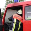 In Schlachters wurde am Dienstagmittag ein Feuermelder aus dem Feuerwehrhaus ausgelöst. Der erste eingetroffene Feuerwehrmann stellt dann fest, dass es auf dem Fahrersitz des einzigen Löschfahrzeuges brannte. Mit einem Feuerlöscher konnte er den Brand aber schnell löschen. 
Taschenlampe als Brandursache Ursächlich für den Brand war laut Polizeibericht eine im Fahrzeug gelagerte Taschenlampe. Der darin befindliche Akku entzündete sich von selbst und explodierte. Dadurch wurde dieser gegen die Fahrzeugdecke geschleudert und blieb brennend auf dem Sitz liegen. Die Flammen breiteten sich im Fahrgastraum aus. Der Schaden wird auf mehrere 10.000 Euro geschätzt. Das Löschfahrzeug ist derzeit nicht einsatzbereit.