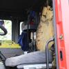 In Schlachters wurde am Dienstagmittag ein Feuermelder aus dem Feuerwehrhaus ausgelöst. Der erste eingetroffene Feuerwehrmann stellt dann fest, dass es auf dem Fahrersitz des einzigen Löschfahrzeuges brannte. Mit einem Feuerlöscher konnte er den Brand aber schnell löschen. 
Taschenlampe als Brandursache Ursächlich für den Brand war laut Polizeibericht eine im Fahrzeug gelagerte Taschenlampe. Der darin befindliche Akku entzündete sich von selbst und explodierte. Dadurch wurde dieser gegen die Fahrzeugdecke geschleudert und blieb brennend auf dem Sitz liegen. Die Flammen breiteten sich im Fahrgastraum aus. Der Schaden wird auf mehrere 10.000 Euro geschätzt. Das Löschfahrzeug ist derzeit nicht einsatzbereit.