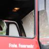In Schlachters wurde am Dienstagmittag ein Feuermelder aus dem Feuerwehrhaus ausgelöst. Der erste eingetroffene Feuerwehrmann stellt dann fest, dass es auf dem Fahrersitz des einzigen Löschfahrzeuges brannte. Mit einem Feuerlöscher konnte er den Brand aber schnell löschen. 
Taschenlampe als Brandursache Ursächlich für den Brand war laut Polizeibericht eine im Fahrzeug gelagerte Taschenlampe. Der darin befindliche Akku entzündete sich von selbst und explodierte. Dadurch wurde dieser gegen die Fahrzeugdecke geschleudert und blieb brennend auf dem Sitz liegen. Die Flammen breiteten sich im Fahrgastraum aus. Der Schaden wird auf mehrere 10.000 Euro geschätzt. Das Löschfahrzeug ist derzeit nicht einsatzbereit.