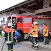 In Schlachters wurde am Dienstagmittag ein Feuermelder aus dem Feuerwehrhaus ausgelöst. Der erste eingetroffene Feuerwehrmann stellt dann fest, dass es auf dem Fahrersitz des einzigen Löschfahrzeuges brannte. Mit einem Feuerlöscher konnte er den Brand aber schnell löschen. 
Taschenlampe als Brandursache Ursächlich für den Brand war laut Polizeibericht eine im Fahrzeug gelagerte Taschenlampe. Der darin befindliche Akku entzündete sich von selbst und explodierte. Dadurch wurde dieser gegen die Fahrzeugdecke geschleudert und blieb brennend auf dem Sitz liegen. Die Flammen breiteten sich im Fahrgastraum aus. Der Schaden wird auf mehrere 10.000 Euro geschätzt. Das Löschfahrzeug ist derzeit nicht einsatzbereit.