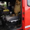 In Schlachters wurde am Dienstagmittag ein Feuermelder aus dem Feuerwehrhaus ausgelöst. Der erste eingetroffene Feuerwehrmann stellt dann fest, dass es auf dem Fahrersitz des einzigen Löschfahrzeuges brannte. Mit einem Feuerlöscher konnte er den Brand aber schnell löschen. 
Taschenlampe als Brandursache Ursächlich für den Brand war laut Polizeibericht eine im Fahrzeug gelagerte Taschenlampe. Der darin befindliche Akku entzündete sich von selbst und explodierte. Dadurch wurde dieser gegen die Fahrzeugdecke geschleudert und blieb brennend auf dem Sitz liegen. Die Flammen breiteten sich im Fahrgastraum aus. Der Schaden wird auf mehrere 10.000 Euro geschätzt. Das Löschfahrzeug ist derzeit nicht einsatzbereit.