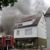 In Weingarten ist am Dienstagabend der Dachstuhl eines mehrstöckigen Wohn- und Geschäftshauses in der Tobelstraße in Brand geraten. Offenbar ist das Feuer im unbewohnten Dachgeschoss des Gebäudes ausgebrochen.
[video]https://www.youtube.com/watch?v=fF_qZgtMSM0[/video]
Zwei Feuerwehrleute verletzt Mehrere Bewohner konnten das Gebäude noch selbstständig verlassen. Zwei Bewohner mussten durch Feuerwehrleute, die in der Nachbarschaft wohnen, über eine Leiter aus dem Gebäude gerettet werden. Die Einsatzkräfte waren zu diesem Zeitpunkt noch nicht eingetroffen. Wie die Polizei mitteilt blieben alle neun Bewohner unverletzt. Zwei Feuerwehrleute wurden bei den Rettungs- und Löscharbeiten leicht verletzt. Sie mussten im Krankenhaus behandelt werden. Über 100 Einsatzkräfte Für die Lösch- und Rettungsarbeiten musste die Tobelstraße und die Bahnhofstraße im Bereich des Brandes bis nach Mitternacht gesperrt werden. Laut Polizeibericht ist am Gebäude ein Sachschaden von mehreren hunderttausend Euro entstanden. Alle Bewohner konnten vorerst anderweitig untergebracht werden, beziehungsweise wurden durch die Stadt Weingarten vorübergehend untergebracht. Insgesamt waren rund 100 Feuerwehrleute aus Weingarten, Ravensburg, Baienfurt, Baindt und Leutkirch im Einsatz. Weiter waren fünf Rettungswägen, zwei Notärzte und bis zu fünf Streifenwägen vor Ort. 

Die Ermittlungen der Polizei zur genauen Brandursache dauern an. Derzeit kann zur Brandursache noch keine Aussage getroffen werden.