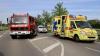 Auf der Straße zwischen Wangen im Allgäu und Neuravensburg hat sich am Dienstagnachmittag ein schwerer Verkehrsunfall mit vier verletzten Personen ereignet. Laut Polizei wollte um kurz nach 17:00 Uhr ein 78-jähriger Hyundai-Fahrer, der aus Richtung Primisweiler kam, an der Niederwangener Kreuzung nach links abbiegen. Dabei nahm er einer 53-jährigen Fahrerin eines Renaults die Vorfahrt, die nach Neuravensburg unterwegs war. Die 53-Jährige versuchte zwar noch auszuweichen, es kam aber zum Zusammenstoß der beiden Autos.
[video]https://www.youtube.com/watch?v=LUCfgKDAvYk[/video]
Alle Insassen ins Krankenhaus gebrachtZur Zeit des Unfalls saßen noch eine 79-jährige Beifahrerin und ein 14-jähriger Beifahrer in dem Hyundai, bzw. dem Renault. Wie der 78-jährige Fahrer und die 53-jährige Fahrerin erlitten sie durch den Unfall schwere Verletzungen. Der Hyundai-Fahrer und der 14-jährige Insasse des Renaults verletzten sich so schwer, dass sie mit dem Hubschrauber ins Krankenhaus gebracht wurden. Den 78-Jährigen musste die Feuerwehr vorher noch aus seinem Wagen befreien. Auch die 53-jährige Fahrerin des Renaults und die 79-jährige Beifahrerin des Hyundais kamen mit dem Rettungsdienst in ein Krankenhaus. Im Hyundai war außerdem noch ein Hund. Er schien aber nach dem Unfall wohlauf zu sein. Die Polizei brachte ihn vorübergehend in ein Tierheim.18.000 Euro SchadenDer durch den Unfall verursachte Sachschaden an dem Hyundai beträgt etwa 10.000 Euro. An dem Renault entstand ein Schaden von ca. 8.000 Euro. Am Einsatz waren etliche Kräfte der Polizei, der Feuerwehr und des Rettungsdienstes beteiligt. Die Straße war für längere Zeit gesperrt.