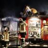Eine aufmerksame Nachbarin konnte am Mittwoch früh in Lindau Schlimmeres verhindern: Sie meldete der Polizei in Lindau, dass es in einer nahegelegenen Halle brenne. Wie die Polizei Lindau mitteilt, drang vor Ort dichter Rauch aus der Halle und Flammen waren zu sehen. Die anrückende Feuerwehr Lindau hatte den Brand jedoch schnell unter Kontrolle und konnte so ein Übergreifen der Flammen auf das Gebäude sowie auf Nachbargebäude verhindern.
Inventar und Fahrzeuge komplett zerstörtDie hinzugezogenen Eigentümer der Halle schätzten den entstandenen Sachschaden in den sechsstelligen Bereich. Das Inventar in der Halle sowie zwei Fahrzeuge sind nicht mehr benutzbar und wurden durch das Feuer und die Löscharbeiten zerstört.
[video]https://www.youtube.com/watch?v=A3HdfZKrGQg[/video]Keine VerletztenPersonen wurden durch den Brand nicht verletzt, was durchaus auch der aufmerksamen Nachbarin zu verdanken ist. Die Brandstelle wird im Laufe des Mittwochs nochmals durch Brandermittler genau begutachtet. Zur Ursache des Brandes können aktuell noch keine gesicherten Angaben gemacht werden. Vermutlich war eines der Fahrzeuge die Brandquelle. Näheres wird sich in den Ermittlungen der Kriminalpolizei Lindau ergeben.