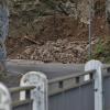 Wegen Felsräumarbeiten werden die Kreisstraßen OA 3, OA 5, OA 9 und OA 28 vom 2. bis 13. Mai zum Teil kurzzeitig gesperrt. Einige Straßen im Oberallgäu führen an steilen Felswänden vorbei. Um die Verkehrsteilnehmer vor möglichen Steinschlägen zu schützen, sind immer wieder Sicherungsarbeiten nötig. So wie nun auch in Abschnitten von vier Kreisstraßen im Landkreis. Die Felsräumarbeiten dauern zwei Wochen. Betroffen sind vom 2. bis 13. Mai die Kreisstraßen OA 3, OA 5, OA 9 und OA 28. Für die Arbeiten werden sie zum Teil kurzzeitig komplett gesperrt.
Felsräumarbeiten in Abschnitten Voraussichtlichab Montag, 2. Mai, bis Freitag, 6. Mai,wird die Kreisstraße OA 5wegen Felsräumarbeiten in folgenden Bereichen gesperrt:Montag und Dienstag, 2./3. Mai, im Bereich Hirschsprung Mittwoch, 4. Mai, im Bereich Tiefenbach/Lochwiesen Donnerstag, 5. Mai, im Bereich Breitachdurchbruch Freitag, 6. Mai, beim McDonald‘sVoraussichtlichab Montag, 9. Mai, bis Freitag, 13. Mai,finden dann an den Kreisstraßen OA 9, OA 3 und OA 28 Felsräumarbeiten statt:Montag, 9.Mai, OA 9 im Bereich Hennenbrunnen/TunnelDienstag, 10. Mai, OA 9 im Bereich HennenbrunnenMittwoch, 11. Mai, OA 3 Höhe Grauer SteinDonnerstag, 12. Mai, OA 28 im Bereich Bruck-HintersteinFreitag, 13. Mai, OA 28 im Bereich Bruck-Sägesteig

Durch die zweitweisen Straßensperrungen kann es zu kurzfristigen Wartezeiten kommen, die Straßenmeisterei Sonthofen informiert die Autofahrer mittels LED-Anhänger. Auf die Busverbindungen wird Rücksicht genommen. Witterungsbedingte Verschiebungen sind möglich.