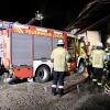 Eine aufmerksame Nachbarin konnte am Mittwoch früh in Lindau Schlimmeres verhindern: Sie meldete der Polizei in Lindau, dass es in einer nahegelegenen Halle brenne. Wie die Polizei Lindau mitteilt, drang vor Ort dichter Rauch aus der Halle und Flammen waren zu sehen. Die anrückende Feuerwehr Lindau hatte den Brand jedoch schnell unter Kontrolle und konnte so ein Übergreifen der Flammen auf das Gebäude sowie auf Nachbargebäude verhindern.
Inventar und Fahrzeuge komplett zerstörtDie hinzugezogenen Eigentümer der Halle schätzten den entstandenen Sachschaden in den sechsstelligen Bereich. Das Inventar in der Halle sowie zwei Fahrzeuge sind nicht mehr benutzbar und wurden durch das Feuer und die Löscharbeiten zerstört.
[video]https://www.youtube.com/watch?v=A3HdfZKrGQg[/video]Keine VerletztenPersonen wurden durch den Brand nicht verletzt, was durchaus auch der aufmerksamen Nachbarin zu verdanken ist. Die Brandstelle wird im Laufe des Mittwochs nochmals durch Brandermittler genau begutachtet. Zur Ursache des Brandes können aktuell noch keine gesicherten Angaben gemacht werden. Vermutlich war eines der Fahrzeuge die Brandquelle. Näheres wird sich in den Ermittlungen der Kriminalpolizei Lindau ergeben.