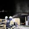 Eine aufmerksame Nachbarin konnte am Mittwoch früh in Lindau Schlimmeres verhindern: Sie meldete der Polizei in Lindau, dass es in einer nahegelegenen Halle brenne. Wie die Polizei Lindau mitteilt, drang vor Ort dichter Rauch aus der Halle und Flammen waren zu sehen. Die anrückende Feuerwehr Lindau hatte den Brand jedoch schnell unter Kontrolle und konnte so ein Übergreifen der Flammen auf das Gebäude sowie auf Nachbargebäude verhindern.
Inventar und Fahrzeuge komplett zerstörtDie hinzugezogenen Eigentümer der Halle schätzten den entstandenen Sachschaden in den sechsstelligen Bereich. Das Inventar in der Halle sowie zwei Fahrzeuge sind nicht mehr benutzbar und wurden durch das Feuer und die Löscharbeiten zerstört.
[video]https://www.youtube.com/watch?v=A3HdfZKrGQg[/video]Keine VerletztenPersonen wurden durch den Brand nicht verletzt, was durchaus auch der aufmerksamen Nachbarin zu verdanken ist. Die Brandstelle wird im Laufe des Mittwochs nochmals durch Brandermittler genau begutachtet. Zur Ursache des Brandes können aktuell noch keine gesicherten Angaben gemacht werden. Vermutlich war eines der Fahrzeuge die Brandquelle. Näheres wird sich in den Ermittlungen der Kriminalpolizei Lindau ergeben.
