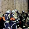 Eine aufmerksame Nachbarin konnte am Mittwoch früh in Lindau Schlimmeres verhindern: Sie meldete der Polizei in Lindau, dass es in einer nahegelegenen Halle brenne. Wie die Polizei Lindau mitteilt, drang vor Ort dichter Rauch aus der Halle und Flammen waren zu sehen. Die anrückende Feuerwehr Lindau hatte den Brand jedoch schnell unter Kontrolle und konnte so ein Übergreifen der Flammen auf das Gebäude sowie auf Nachbargebäude verhindern.
Inventar und Fahrzeuge komplett zerstörtDie hinzugezogenen Eigentümer der Halle schätzten den entstandenen Sachschaden in den sechsstelligen Bereich. Das Inventar in der Halle sowie zwei Fahrzeuge sind nicht mehr benutzbar und wurden durch das Feuer und die Löscharbeiten zerstört.
[video]https://www.youtube.com/watch?v=A3HdfZKrGQg[/video]Keine VerletztenPersonen wurden durch den Brand nicht verletzt, was durchaus auch der aufmerksamen Nachbarin zu verdanken ist. Die Brandstelle wird im Laufe des Mittwochs nochmals durch Brandermittler genau begutachtet. Zur Ursache des Brandes können aktuell noch keine gesicherten Angaben gemacht werden. Vermutlich war eines der Fahrzeuge die Brandquelle. Näheres wird sich in den Ermittlungen der Kriminalpolizei Lindau ergeben.