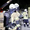 Eine aufmerksame Nachbarin konnte am Mittwoch früh in Lindau Schlimmeres verhindern: Sie meldete der Polizei in Lindau, dass es in einer nahegelegenen Halle brenne. Wie die Polizei Lindau mitteilt, drang vor Ort dichter Rauch aus der Halle und Flammen waren zu sehen. Die anrückende Feuerwehr Lindau hatte den Brand jedoch schnell unter Kontrolle und konnte so ein Übergreifen der Flammen auf das Gebäude sowie auf Nachbargebäude verhindern.
Inventar und Fahrzeuge komplett zerstörtDie hinzugezogenen Eigentümer der Halle schätzten den entstandenen Sachschaden in den sechsstelligen Bereich. Das Inventar in der Halle sowie zwei Fahrzeuge sind nicht mehr benutzbar und wurden durch das Feuer und die Löscharbeiten zerstört.
[video]https://www.youtube.com/watch?v=A3HdfZKrGQg[/video]Keine VerletztenPersonen wurden durch den Brand nicht verletzt, was durchaus auch der aufmerksamen Nachbarin zu verdanken ist. Die Brandstelle wird im Laufe des Mittwochs nochmals durch Brandermittler genau begutachtet. Zur Ursache des Brandes können aktuell noch keine gesicherten Angaben gemacht werden. Vermutlich war eines der Fahrzeuge die Brandquelle. Näheres wird sich in den Ermittlungen der Kriminalpolizei Lindau ergeben.