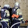 Eine aufmerksame Nachbarin konnte am Mittwoch früh in Lindau Schlimmeres verhindern: Sie meldete der Polizei in Lindau, dass es in einer nahegelegenen Halle brenne. Wie die Polizei Lindau mitteilt, drang vor Ort dichter Rauch aus der Halle und Flammen waren zu sehen. Die anrückende Feuerwehr Lindau hatte den Brand jedoch schnell unter Kontrolle und konnte so ein Übergreifen der Flammen auf das Gebäude sowie auf Nachbargebäude verhindern.
Inventar und Fahrzeuge komplett zerstörtDie hinzugezogenen Eigentümer der Halle schätzten den entstandenen Sachschaden in den sechsstelligen Bereich. Das Inventar in der Halle sowie zwei Fahrzeuge sind nicht mehr benutzbar und wurden durch das Feuer und die Löscharbeiten zerstört.
[video]https://www.youtube.com/watch?v=A3HdfZKrGQg[/video]Keine VerletztenPersonen wurden durch den Brand nicht verletzt, was durchaus auch der aufmerksamen Nachbarin zu verdanken ist. Die Brandstelle wird im Laufe des Mittwochs nochmals durch Brandermittler genau begutachtet. Zur Ursache des Brandes können aktuell noch keine gesicherten Angaben gemacht werden. Vermutlich war eines der Fahrzeuge die Brandquelle. Näheres wird sich in den Ermittlungen der Kriminalpolizei Lindau ergeben.