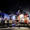 Eine aufmerksame Nachbarin konnte am Mittwoch früh in Lindau Schlimmeres verhindern: Sie meldete der Polizei in Lindau, dass es in einer nahegelegenen Halle brenne. Wie die Polizei Lindau mitteilt, drang vor Ort dichter Rauch aus der Halle und Flammen waren zu sehen. Die anrückende Feuerwehr Lindau hatte den Brand jedoch schnell unter Kontrolle und konnte so ein Übergreifen der Flammen auf das Gebäude sowie auf Nachbargebäude verhindern.
Inventar und Fahrzeuge komplett zerstörtDie hinzugezogenen Eigentümer der Halle schätzten den entstandenen Sachschaden in den sechsstelligen Bereich. Das Inventar in der Halle sowie zwei Fahrzeuge sind nicht mehr benutzbar und wurden durch das Feuer und die Löscharbeiten zerstört.
[video]https://www.youtube.com/watch?v=A3HdfZKrGQg[/video]Keine VerletztenPersonen wurden durch den Brand nicht verletzt, was durchaus auch der aufmerksamen Nachbarin zu verdanken ist. Die Brandstelle wird im Laufe des Mittwochs nochmals durch Brandermittler genau begutachtet. Zur Ursache des Brandes können aktuell noch keine gesicherten Angaben gemacht werden. Vermutlich war eines der Fahrzeuge die Brandquelle. Näheres wird sich in den Ermittlungen der Kriminalpolizei Lindau ergeben.