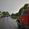 Ein 84-jähriger Autofahrer prallte am Montagabend auf der Staatsstraße 2015 bei Türkheim ungebremst in einen Lkw auf einer Parkfläche neben der Straße. Wie es dazu kam, ist bislang unklar. Nach Angaben der Polizei befreiten Ersthelfer den Mann aus dem Auto.
[video]https://www.youtube.com/watch?v=9TaZn3oFBaE[/video]
Im Motorraum bricht Feuer ausKurz darauf brach im Motorraum des Fahrzeugs Feuer aus. Als die Rettungskräfte eintrafen, standen das Auto und der Lkw in Flammen. Die Feuerwehr Türkheim konnte den Brand nach wenigen Sekunden unter Kontrolle bringen.Autofahrer mittelschwer verletztAm Auto entstand ein Totalschaden. Auch der Lkw war nicht mehr fahrbereit. Der Schaden liegt im hohen fünfstelligen Bereich. Die Straße musste für mehrere Stunden gesperrt werden. Der Unfallverursacher wurde mit mittelschweren Verletzungen in ein umliegendes Krankenhaus gebracht.