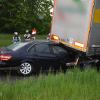 Ein 84-jähriger Autofahrer prallte am Montagabend auf der Staatsstraße 2015 bei Türkheim ungebremst in einen Lkw auf einer Parkfläche neben der Straße. Wie es dazu kam, ist bislang unklar. Nach Angaben der Polizei befreiten Ersthelfer den Mann aus dem Auto.
[video]https://www.youtube.com/watch?v=9TaZn3oFBaE[/video]
Im Motorraum bricht Feuer ausKurz darauf brach im Motorraum des Fahrzeugs Feuer aus. Als die Rettungskräfte eintrafen, standen das Auto und der Lkw in Flammen. Die Feuerwehr Türkheim konnte den Brand nach wenigen Sekunden unter Kontrolle bringen.Autofahrer mittelschwer verletztAm Auto entstand ein Totalschaden. Auch der Lkw war nicht mehr fahrbereit. Der Schaden liegt im hohen fünfstelligen Bereich. Die Straße musste für mehrere Stunden gesperrt werden. Der Unfallverursacher wurde mit mittelschweren Verletzungen in ein umliegendes Krankenhaus gebracht.