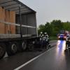 Ein 84-jähriger Autofahrer prallte am Montagabend auf der Staatsstraße 2015 bei Türkheim ungebremst in einen Lkw auf einer Parkfläche neben der Straße. Wie es dazu kam, ist bislang unklar. Nach Angaben der Polizei befreiten Ersthelfer den Mann aus dem Auto.
[video]https://www.youtube.com/watch?v=9TaZn3oFBaE[/video]
Im Motorraum bricht Feuer ausKurz darauf brach im Motorraum des Fahrzeugs Feuer aus. Als die Rettungskräfte eintrafen, standen das Auto und der Lkw in Flammen. Die Feuerwehr Türkheim konnte den Brand nach wenigen Sekunden unter Kontrolle bringen.Autofahrer mittelschwer verletztAm Auto entstand ein Totalschaden. Auch der Lkw war nicht mehr fahrbereit. Der Schaden liegt im hohen fünfstelligen Bereich. Die Straße musste für mehrere Stunden gesperrt werden. Der Unfallverursacher wurde mit mittelschweren Verletzungen in ein umliegendes Krankenhaus gebracht.