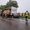Ein 84-jähriger Autofahrer prallte am Montagabend auf der Staatsstraße 2015 bei Türkheim ungebremst in einen Lkw auf einer Parkfläche neben der Straße. Wie es dazu kam, ist bislang unklar. Nach Angaben der Polizei befreiten Ersthelfer den Mann aus dem Auto.
[video]https://www.youtube.com/watch?v=9TaZn3oFBaE[/video]
Im Motorraum bricht Feuer ausKurz darauf brach im Motorraum des Fahrzeugs Feuer aus. Als die Rettungskräfte eintrafen, standen das Auto und der Lkw in Flammen. Die Feuerwehr Türkheim konnte den Brand nach wenigen Sekunden unter Kontrolle bringen.Autofahrer mittelschwer verletztAm Auto entstand ein Totalschaden. Auch der Lkw war nicht mehr fahrbereit. Der Schaden liegt im hohen fünfstelligen Bereich. Die Straße musste für mehrere Stunden gesperrt werden. Der Unfallverursacher wurde mit mittelschweren Verletzungen in ein umliegendes Krankenhaus gebracht.