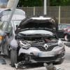 Am Mittwoch hat sich ein 77-jähriger Renault-Fahrer bei einem Verkehrsunfall in Ravensburg schwer verletzt. Der Mann war auf der Meersburger Straße unterwegs und kam auf Höhe der Schmalegger-Straße aus laut Polizei bislang ungeklärter Ursache nach rechts von der Fahrbahn ab. Er überfuhr dann eine Verkehrsinsel und stieß mit einer Fußgängerampel zusammen.
Rettungskräfte befreien Mann aus AutoDurch die Wucht des Aufpralls fiel die Ampel um. Der Renault kippte ebenfalls um und blieb auf der Seite liegen. Rettungskräfte befreiten den 77-jährigen Unfallverursacher aus seinem Fahrzeug. Ein Rettungswagen brachte den Mann nach notärztlicher Erstversorgung in eine Klinik. Sein Auto war nicht mehr fahrbereit und wurde abgeschleppt.Hoher SachschadenDer Schaden an dem Renault beträgt ca. 10.000 Euro. Der Sachschaden an der Ampel beläuft sich auf etwa 12.000 Euro.  Während der Unfallaufnahme und der Bergungsmaßnahmen, bei denen neben der Polizei und dem Rettungsdienst auf die Feuerwehr im Einsatz war, kam es bis etwa 17.30 Uhr zu Verkehrsbehinderungen.