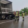 Ein 84-jähriger Autofahrer prallte am Montagabend auf der Staatsstraße 2015 bei Türkheim ungebremst in einen Lkw auf einer Parkfläche neben der Straße. Wie es dazu kam, ist bislang unklar. Nach Angaben der Polizei befreiten Ersthelfer den Mann aus dem Auto.
[video]https://www.youtube.com/watch?v=9TaZn3oFBaE[/video]
Im Motorraum bricht Feuer ausKurz darauf brach im Motorraum des Fahrzeugs Feuer aus. Als die Rettungskräfte eintrafen, standen das Auto und der Lkw in Flammen. Die Feuerwehr Türkheim konnte den Brand nach wenigen Sekunden unter Kontrolle bringen.Autofahrer mittelschwer verletztAm Auto entstand ein Totalschaden. Auch der Lkw war nicht mehr fahrbereit. Der Schaden liegt im hohen fünfstelligen Bereich. Die Straße musste für mehrere Stunden gesperrt werden. Der Unfallverursacher wurde mit mittelschweren Verletzungen in ein umliegendes Krankenhaus gebracht.