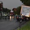 Ein 84-jähriger Autofahrer prallte am Montagabend auf der Staatsstraße 2015 bei Türkheim ungebremst in einen Lkw auf einer Parkfläche neben der Straße. Wie es dazu kam, ist bislang unklar. Nach Angaben der Polizei befreiten Ersthelfer den Mann aus dem Auto.
[video]https://www.youtube.com/watch?v=9TaZn3oFBaE[/video]
Im Motorraum bricht Feuer ausKurz darauf brach im Motorraum des Fahrzeugs Feuer aus. Als die Rettungskräfte eintrafen, standen das Auto und der Lkw in Flammen. Die Feuerwehr Türkheim konnte den Brand nach wenigen Sekunden unter Kontrolle bringen.Autofahrer mittelschwer verletztAm Auto entstand ein Totalschaden. Auch der Lkw war nicht mehr fahrbereit. Der Schaden liegt im hohen fünfstelligen Bereich. Die Straße musste für mehrere Stunden gesperrt werden. Der Unfallverursacher wurde mit mittelschweren Verletzungen in ein umliegendes Krankenhaus gebracht.
