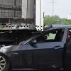 Ein 84-jähriger Autofahrer prallte am Montagabend auf der Staatsstraße 2015 bei Türkheim ungebremst in einen Lkw auf einer Parkfläche neben der Straße. Wie es dazu kam, ist bislang unklar. Nach Angaben der Polizei befreiten Ersthelfer den Mann aus dem Auto.
[video]https://www.youtube.com/watch?v=9TaZn3oFBaE[/video]
Im Motorraum bricht Feuer ausKurz darauf brach im Motorraum des Fahrzeugs Feuer aus. Als die Rettungskräfte eintrafen, standen das Auto und der Lkw in Flammen. Die Feuerwehr Türkheim konnte den Brand nach wenigen Sekunden unter Kontrolle bringen.Autofahrer mittelschwer verletztAm Auto entstand ein Totalschaden. Auch der Lkw war nicht mehr fahrbereit. Der Schaden liegt im hohen fünfstelligen Bereich. Die Straße musste für mehrere Stunden gesperrt werden. Der Unfallverursacher wurde mit mittelschweren Verletzungen in ein umliegendes Krankenhaus gebracht.
