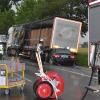Ein 84-jähriger Autofahrer prallte am Montagabend auf der Staatsstraße 2015 bei Türkheim ungebremst in einen Lkw auf einer Parkfläche neben der Straße. Wie es dazu kam, ist bislang unklar. Nach Angaben der Polizei befreiten Ersthelfer den Mann aus dem Auto.
[video]https://www.youtube.com/watch?v=9TaZn3oFBaE[/video]
Im Motorraum bricht Feuer ausKurz darauf brach im Motorraum des Fahrzeugs Feuer aus. Als die Rettungskräfte eintrafen, standen das Auto und der Lkw in Flammen. Die Feuerwehr Türkheim konnte den Brand nach wenigen Sekunden unter Kontrolle bringen.Autofahrer mittelschwer verletztAm Auto entstand ein Totalschaden. Auch der Lkw war nicht mehr fahrbereit. Der Schaden liegt im hohen fünfstelligen Bereich. Die Straße musste für mehrere Stunden gesperrt werden. Der Unfallverursacher wurde mit mittelschweren Verletzungen in ein umliegendes Krankenhaus gebracht.