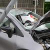 Am Mittwoch hat sich ein 77-jähriger Renault-Fahrer bei einem Verkehrsunfall in Ravensburg schwer verletzt. Der Mann war auf der Meersburger Straße unterwegs und kam auf Höhe der Schmalegger-Straße aus laut Polizei bislang ungeklärter Ursache nach rechts von der Fahrbahn ab. Er überfuhr dann eine Verkehrsinsel und stieß mit einer Fußgängerampel zusammen.
Rettungskräfte befreien Mann aus AutoDurch die Wucht des Aufpralls fiel die Ampel um. Der Renault kippte ebenfalls um und blieb auf der Seite liegen. Rettungskräfte befreiten den 77-jährigen Unfallverursacher aus seinem Fahrzeug. Ein Rettungswagen brachte den Mann nach notärztlicher Erstversorgung in eine Klinik. Sein Auto war nicht mehr fahrbereit und wurde abgeschleppt.Hoher SachschadenDer Schaden an dem Renault beträgt ca. 10.000 Euro. Der Sachschaden an der Ampel beläuft sich auf etwa 12.000 Euro.  Während der Unfallaufnahme und der Bergungsmaßnahmen, bei denen neben der Polizei und dem Rettungsdienst auf die Feuerwehr im Einsatz war, kam es bis etwa 17.30 Uhr zu Verkehrsbehinderungen.