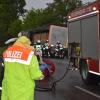 Ein 84-jähriger Autofahrer prallte am Montagabend auf der Staatsstraße 2015 bei Türkheim ungebremst in einen Lkw auf einer Parkfläche neben der Straße. Wie es dazu kam, ist bislang unklar. Nach Angaben der Polizei befreiten Ersthelfer den Mann aus dem Auto.
[video]https://www.youtube.com/watch?v=9TaZn3oFBaE[/video]
Im Motorraum bricht Feuer ausKurz darauf brach im Motorraum des Fahrzeugs Feuer aus. Als die Rettungskräfte eintrafen, standen das Auto und der Lkw in Flammen. Die Feuerwehr Türkheim konnte den Brand nach wenigen Sekunden unter Kontrolle bringen.Autofahrer mittelschwer verletztAm Auto entstand ein Totalschaden. Auch der Lkw war nicht mehr fahrbereit. Der Schaden liegt im hohen fünfstelligen Bereich. Die Straße musste für mehrere Stunden gesperrt werden. Der Unfallverursacher wurde mit mittelschweren Verletzungen in ein umliegendes Krankenhaus gebracht.