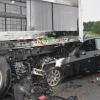 Ein 84-jähriger Autofahrer prallte am Montagabend auf der Staatsstraße 2015 bei Türkheim ungebremst in einen Lkw auf einer Parkfläche neben der Straße. Wie es dazu kam, ist bislang unklar. Nach Angaben der Polizei befreiten Ersthelfer den Mann aus dem Auto.
[video]https://www.youtube.com/watch?v=9TaZn3oFBaE[/video]
Im Motorraum bricht Feuer ausKurz darauf brach im Motorraum des Fahrzeugs Feuer aus. Als die Rettungskräfte eintrafen, standen das Auto und der Lkw in Flammen. Die Feuerwehr Türkheim konnte den Brand nach wenigen Sekunden unter Kontrolle bringen.Autofahrer mittelschwer verletztAm Auto entstand ein Totalschaden. Auch der Lkw war nicht mehr fahrbereit. Der Schaden liegt im hohen fünfstelligen Bereich. Die Straße musste für mehrere Stunden gesperrt werden. Der Unfallverursacher wurde mit mittelschweren Verletzungen in ein umliegendes Krankenhaus gebracht.