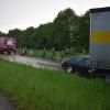 Ein 84-jähriger Autofahrer prallte am Montagabend auf der Staatsstraße 2015 bei Türkheim ungebremst in einen Lkw auf einer Parkfläche neben der Straße. Wie es dazu kam, ist bislang unklar. Nach Angaben der Polizei befreiten Ersthelfer den Mann aus dem Auto.
[video]https://www.youtube.com/watch?v=9TaZn3oFBaE[/video]
Im Motorraum bricht Feuer ausKurz darauf brach im Motorraum des Fahrzeugs Feuer aus. Als die Rettungskräfte eintrafen, standen das Auto und der Lkw in Flammen. Die Feuerwehr Türkheim konnte den Brand nach wenigen Sekunden unter Kontrolle bringen.Autofahrer mittelschwer verletztAm Auto entstand ein Totalschaden. Auch der Lkw war nicht mehr fahrbereit. Der Schaden liegt im hohen fünfstelligen Bereich. Die Straße musste für mehrere Stunden gesperrt werden. Der Unfallverursacher wurde mit mittelschweren Verletzungen in ein umliegendes Krankenhaus gebracht.