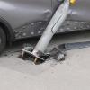 Am Mittwoch hat sich ein 77-jähriger Renault-Fahrer bei einem Verkehrsunfall in Ravensburg schwer verletzt. Der Mann war auf der Meersburger Straße unterwegs und kam auf Höhe der Schmalegger-Straße aus laut Polizei bislang ungeklärter Ursache nach rechts von der Fahrbahn ab. Er überfuhr dann eine Verkehrsinsel und stieß mit einer Fußgängerampel zusammen.
Rettungskräfte befreien Mann aus AutoDurch die Wucht des Aufpralls fiel die Ampel um. Der Renault kippte ebenfalls um und blieb auf der Seite liegen. Rettungskräfte befreiten den 77-jährigen Unfallverursacher aus seinem Fahrzeug. Ein Rettungswagen brachte den Mann nach notärztlicher Erstversorgung in eine Klinik. Sein Auto war nicht mehr fahrbereit und wurde abgeschleppt.Hoher SachschadenDer Schaden an dem Renault beträgt ca. 10.000 Euro. Der Sachschaden an der Ampel beläuft sich auf etwa 12.000 Euro.  Während der Unfallaufnahme und der Bergungsmaßnahmen, bei denen neben der Polizei und dem Rettungsdienst auf die Feuerwehr im Einsatz war, kam es bis etwa 17.30 Uhr zu Verkehrsbehinderungen.