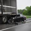 Ein 84-jähriger Autofahrer prallte am Montagabend auf der Staatsstraße 2015 bei Türkheim ungebremst in einen Lkw auf einer Parkfläche neben der Straße. Wie es dazu kam, ist bislang unklar. Nach Angaben der Polizei befreiten Ersthelfer den Mann aus dem Auto.
[video]https://www.youtube.com/watch?v=9TaZn3oFBaE[/video]
Im Motorraum bricht Feuer ausKurz darauf brach im Motorraum des Fahrzeugs Feuer aus. Als die Rettungskräfte eintrafen, standen das Auto und der Lkw in Flammen. Die Feuerwehr Türkheim konnte den Brand nach wenigen Sekunden unter Kontrolle bringen.Autofahrer mittelschwer verletztAm Auto entstand ein Totalschaden. Auch der Lkw war nicht mehr fahrbereit. Der Schaden liegt im hohen fünfstelligen Bereich. Die Straße musste für mehrere Stunden gesperrt werden. Der Unfallverursacher wurde mit mittelschweren Verletzungen in ein umliegendes Krankenhaus gebracht.