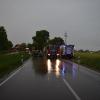 Ein 84-jähriger Autofahrer prallte am Montagabend auf der Staatsstraße 2015 bei Türkheim ungebremst in einen Lkw auf einer Parkfläche neben der Straße. Wie es dazu kam, ist bislang unklar. Nach Angaben der Polizei befreiten Ersthelfer den Mann aus dem Auto.
[video]https://www.youtube.com/watch?v=9TaZn3oFBaE[/video]
Im Motorraum bricht Feuer ausKurz darauf brach im Motorraum des Fahrzeugs Feuer aus. Als die Rettungskräfte eintrafen, standen das Auto und der Lkw in Flammen. Die Feuerwehr Türkheim konnte den Brand nach wenigen Sekunden unter Kontrolle bringen.Autofahrer mittelschwer verletztAm Auto entstand ein Totalschaden. Auch der Lkw war nicht mehr fahrbereit. Der Schaden liegt im hohen fünfstelligen Bereich. Die Straße musste für mehrere Stunden gesperrt werden. Der Unfallverursacher wurde mit mittelschweren Verletzungen in ein umliegendes Krankenhaus gebracht.