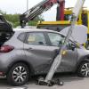 Am Mittwoch hat sich ein 77-jähriger Renault-Fahrer bei einem Verkehrsunfall in Ravensburg schwer verletzt. Der Mann war auf der Meersburger Straße unterwegs und kam auf Höhe der Schmalegger-Straße aus laut Polizei bislang ungeklärter Ursache nach rechts von der Fahrbahn ab. Er überfuhr dann eine Verkehrsinsel und stieß mit einer Fußgängerampel zusammen.
Rettungskräfte befreien Mann aus AutoDurch die Wucht des Aufpralls fiel die Ampel um. Der Renault kippte ebenfalls um und blieb auf der Seite liegen. Rettungskräfte befreiten den 77-jährigen Unfallverursacher aus seinem Fahrzeug. Ein Rettungswagen brachte den Mann nach notärztlicher Erstversorgung in eine Klinik. Sein Auto war nicht mehr fahrbereit und wurde abgeschleppt.Hoher SachschadenDer Schaden an dem Renault beträgt ca. 10.000 Euro. Der Sachschaden an der Ampel beläuft sich auf etwa 12.000 Euro.  Während der Unfallaufnahme und der Bergungsmaßnahmen, bei denen neben der Polizei und dem Rettungsdienst auf die Feuerwehr im Einsatz war, kam es bis etwa 17.30 Uhr zu Verkehrsbehinderungen.