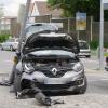 Am Mittwoch hat sich ein 77-jähriger Renault-Fahrer bei einem Verkehrsunfall in Ravensburg schwer verletzt. Der Mann war auf der Meersburger Straße unterwegs und kam auf Höhe der Schmalegger-Straße aus laut Polizei bislang ungeklärter Ursache nach rechts von der Fahrbahn ab. Er überfuhr dann eine Verkehrsinsel und stieß mit einer Fußgängerampel zusammen.
Rettungskräfte befreien Mann aus AutoDurch die Wucht des Aufpralls fiel die Ampel um. Der Renault kippte ebenfalls um und blieb auf der Seite liegen. Rettungskräfte befreiten den 77-jährigen Unfallverursacher aus seinem Fahrzeug. Ein Rettungswagen brachte den Mann nach notärztlicher Erstversorgung in eine Klinik. Sein Auto war nicht mehr fahrbereit und wurde abgeschleppt.Hoher SachschadenDer Schaden an dem Renault beträgt ca. 10.000 Euro. Der Sachschaden an der Ampel beläuft sich auf etwa 12.000 Euro.  Während der Unfallaufnahme und der Bergungsmaßnahmen, bei denen neben der Polizei und dem Rettungsdienst auf die Feuerwehr im Einsatz war, kam es bis etwa 17.30 Uhr zu Verkehrsbehinderungen.