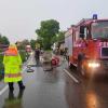 Ein 84-jähriger Autofahrer prallte am Montagabend auf der Staatsstraße 2015 bei Türkheim ungebremst in einen Lkw auf einer Parkfläche neben der Straße. Wie es dazu kam, ist bislang unklar. Nach Angaben der Polizei befreiten Ersthelfer den Mann aus dem Auto.
[video]https://www.youtube.com/watch?v=9TaZn3oFBaE[/video]
Im Motorraum bricht Feuer ausKurz darauf brach im Motorraum des Fahrzeugs Feuer aus. Als die Rettungskräfte eintrafen, standen das Auto und der Lkw in Flammen. Die Feuerwehr Türkheim konnte den Brand nach wenigen Sekunden unter Kontrolle bringen.Autofahrer mittelschwer verletztAm Auto entstand ein Totalschaden. Auch der Lkw war nicht mehr fahrbereit. Der Schaden liegt im hohen fünfstelligen Bereich. Die Straße musste für mehrere Stunden gesperrt werden. Der Unfallverursacher wurde mit mittelschweren Verletzungen in ein umliegendes Krankenhaus gebracht.